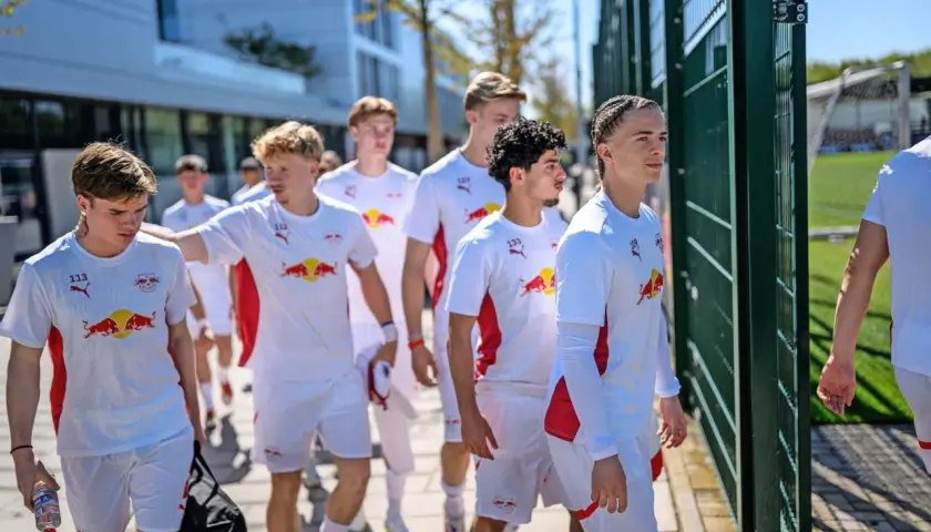 Junge Fußballer der RB Leipzig U9 laufen auf ein Trainingsgelände.