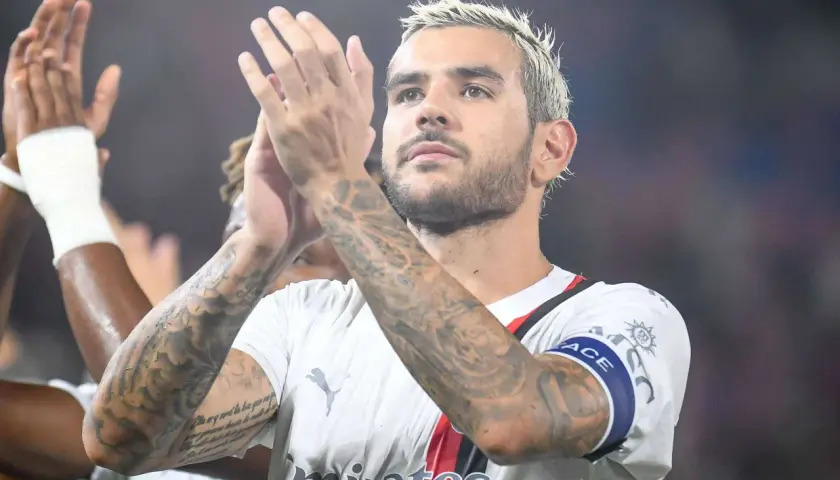 Theo Hernandez klatscht mit seinen tätowierten Armen.