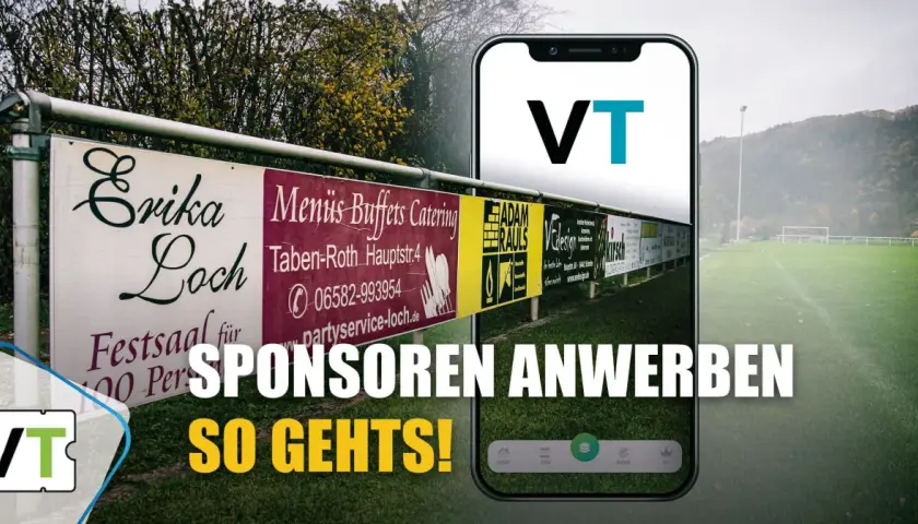 Werbung für einen Verein: Schilder mit Firmenlogos am Sportplatz. Ein Smartphone zeigt die VT-App, die hilft, Sponsoren zu finden.