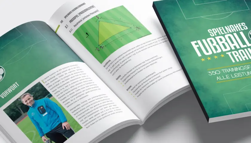 DFB Training: Buch mit Fußballübungen und Trainingsformen. Ein Trainer lächelt, daneben eine Grafik zu Passspielübungen.