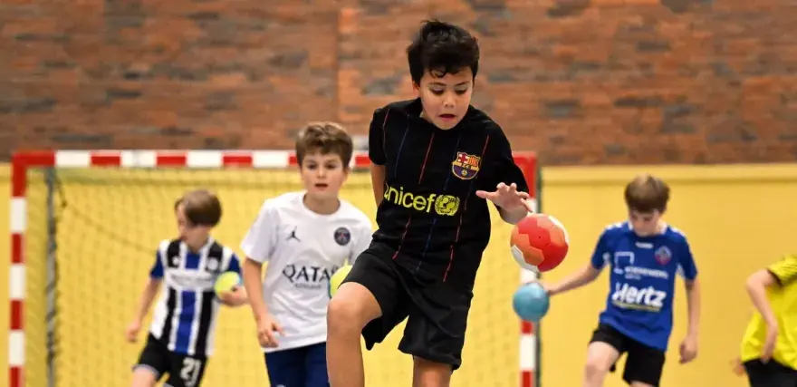Ballstaffeln im Jugendfußball - Technik, Tempo & Koordination