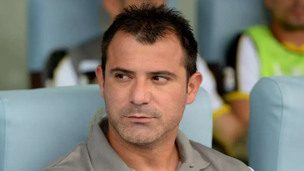 Der Trainer von Roter Stern Belgrad, Vladan Milojević, blickt nachdenklich zur Seite.