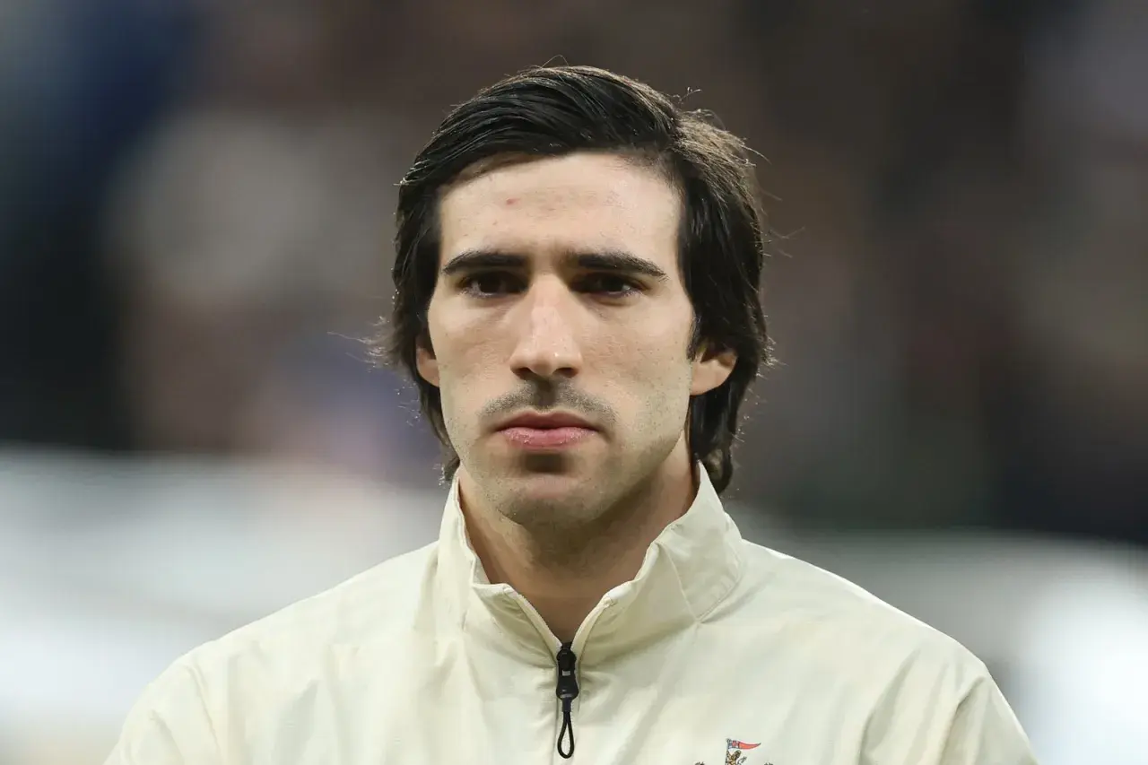Sandro Tonali, mit ernstem Blick und dunklem Haar, trägt eine helle Jacke.