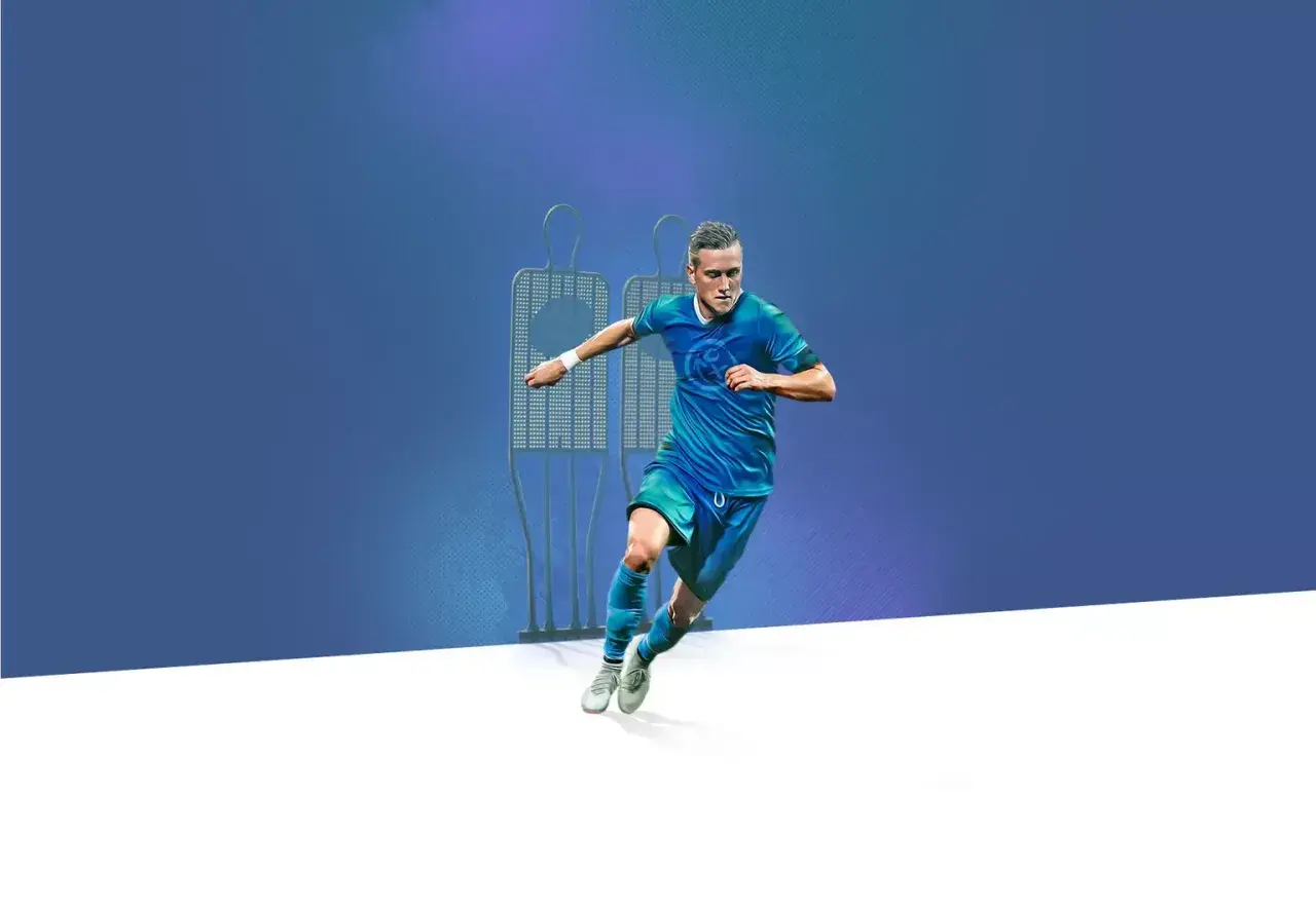 Fußballer im blauen Trikot sprintet an Trainingspuppen vorbei. Ein schneller Konter ist im Anmarsch!