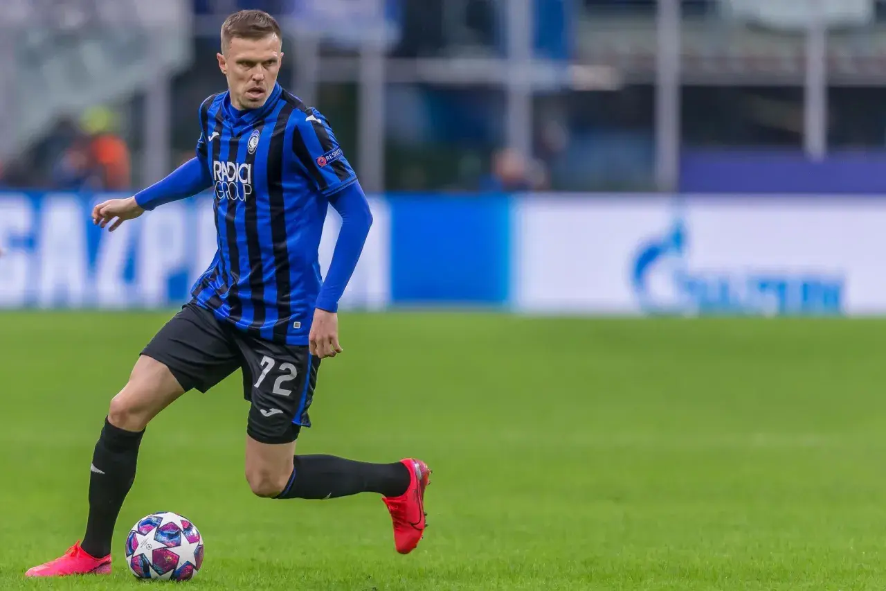 Josip Iličić im Atalanta-Trikot dribbelt mit dem Ball am Fuß.