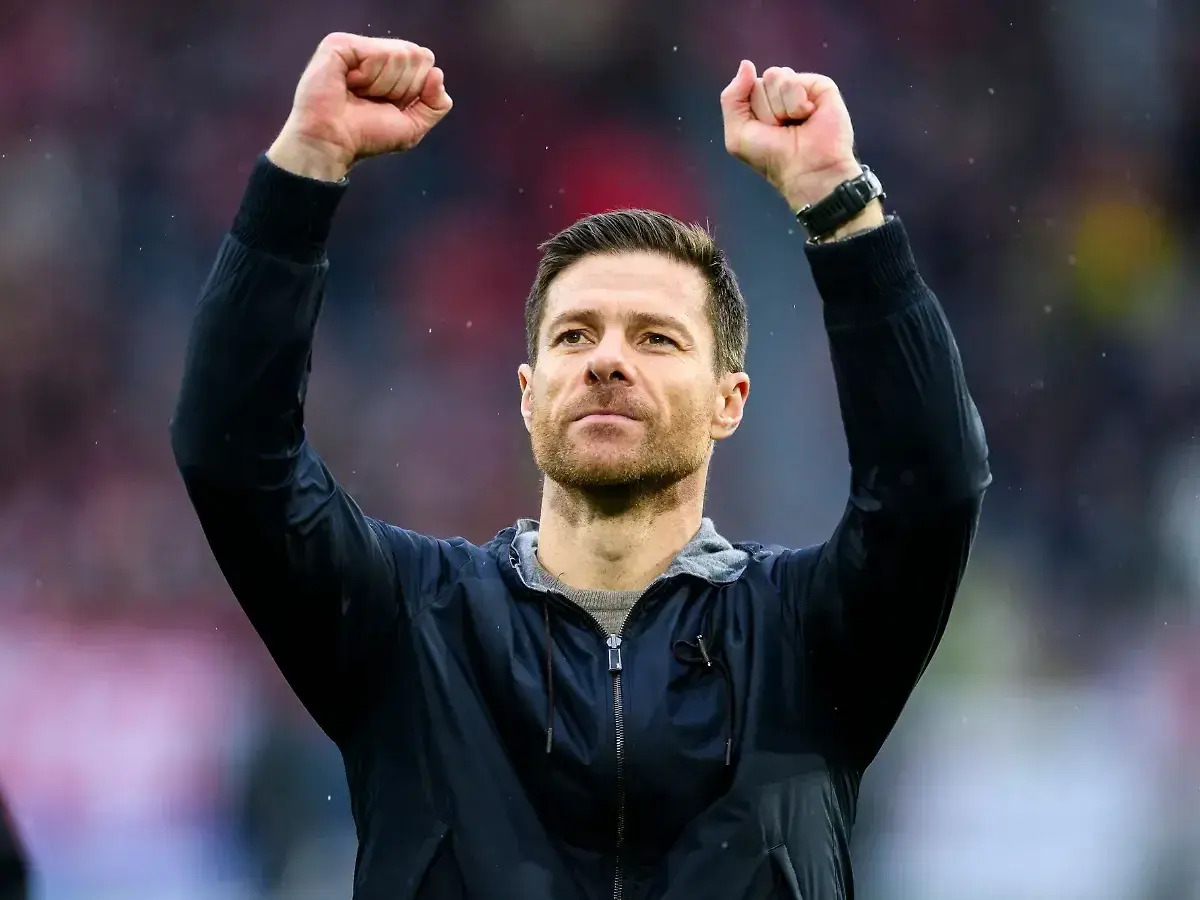 Xabi Alonso, Trainer von Leverkusen, jubelt mit erhobenen Fäusten.