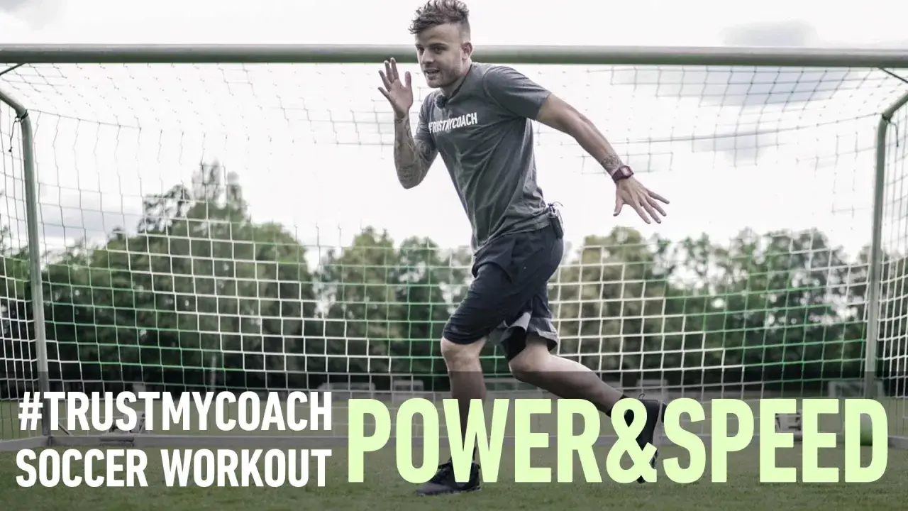 Fußballer trainiert seine Spritzigkeit mit einem dynamischen Lauf vor dem Tor. #TRUSTMYCOACH POWER&SPEED SOCCER WORKOUT.