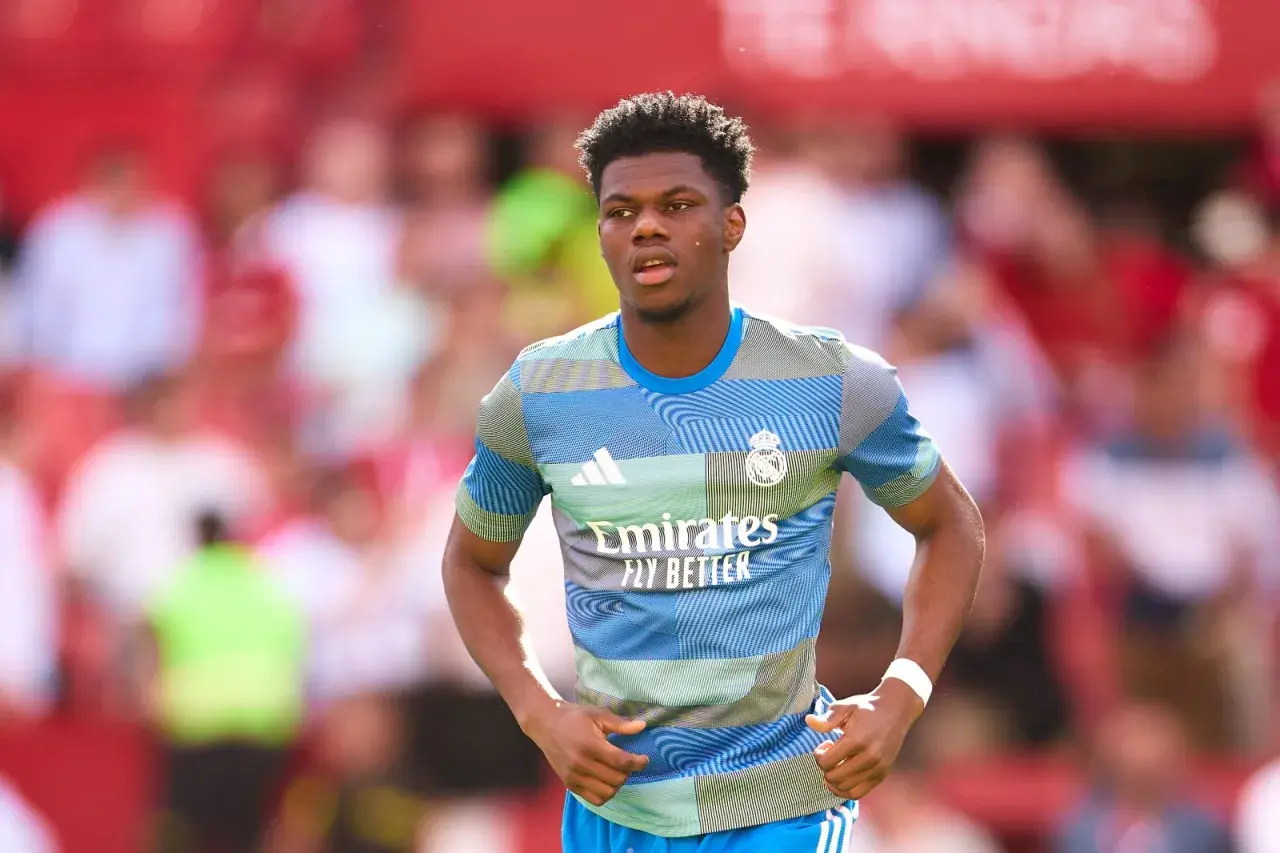 Aurélien Tchouaméni im neuen Trikot von Real Madrid, bereit für das Spiel.