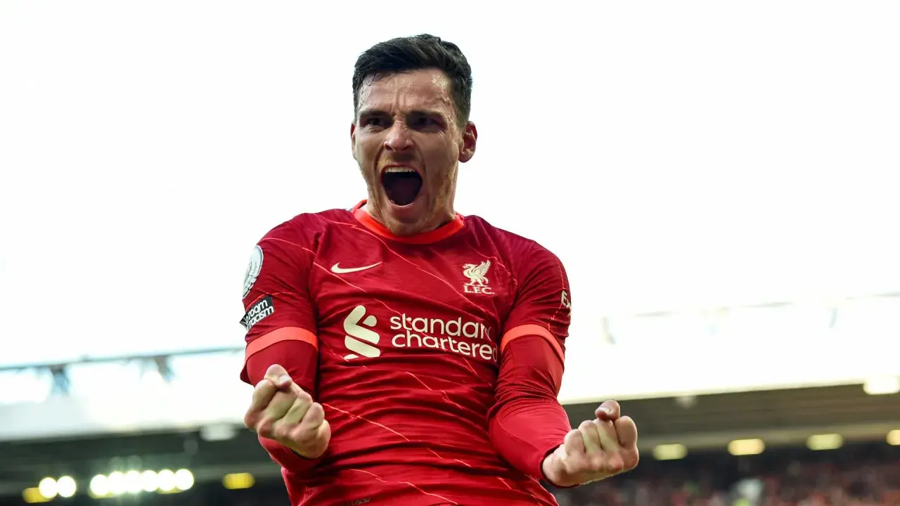 Andrew Robertson jubelt ausgelassen im roten Trikot.
