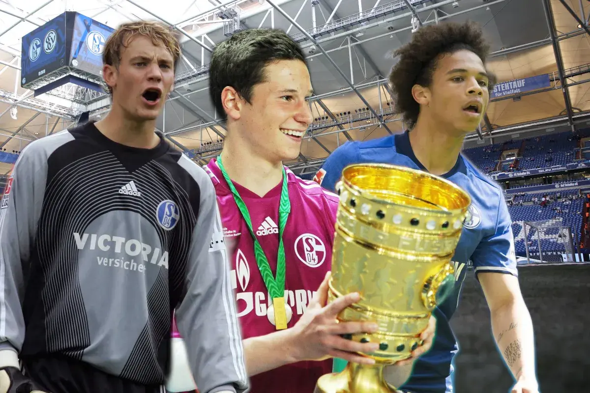 Drei junge Schalker Spieler mit Pokal. Links ein Torwart, Mitte ein Mittelfeldspieler mit Medaille, rechts ein Angreifer.