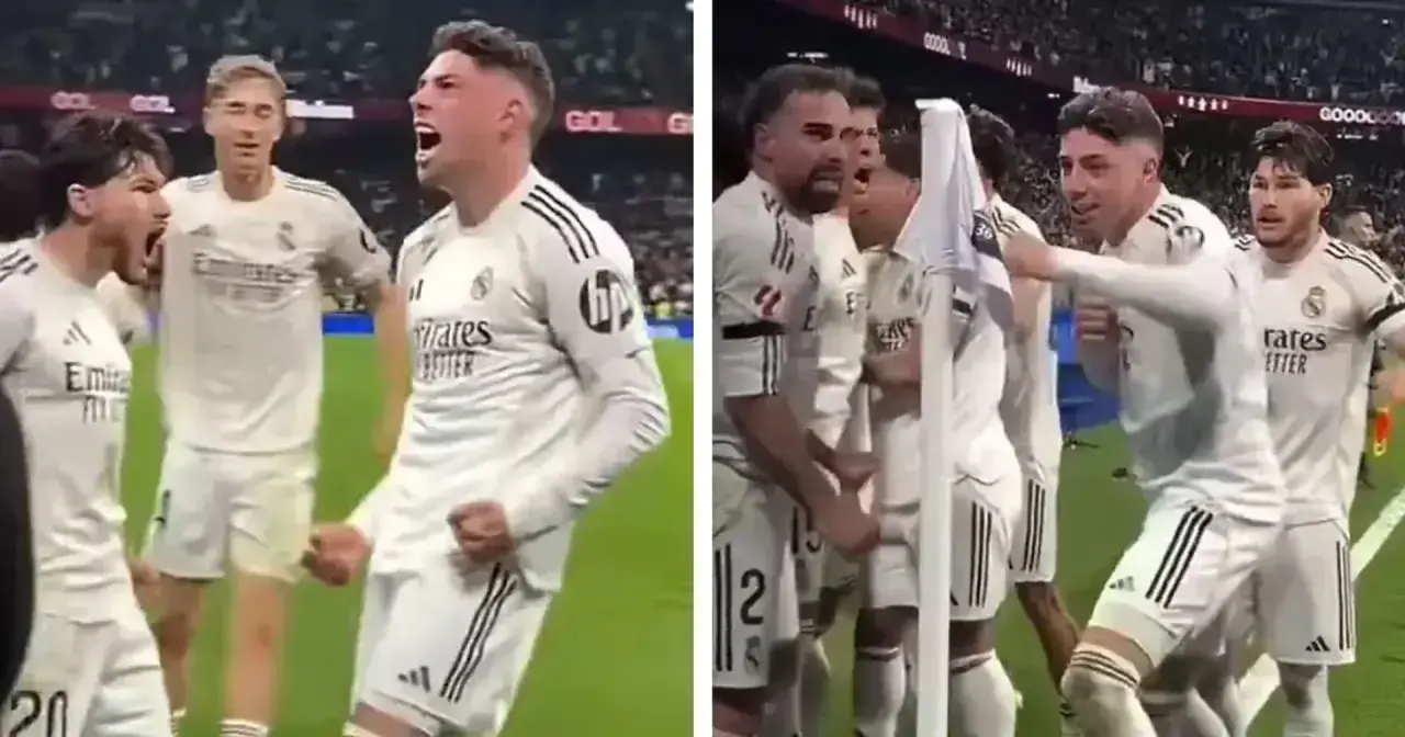 Jubelnde Fußballer in weißen Trikots. Federico Valverde feiert mit seinen Teamkollegen einen wichtigen Sieg.