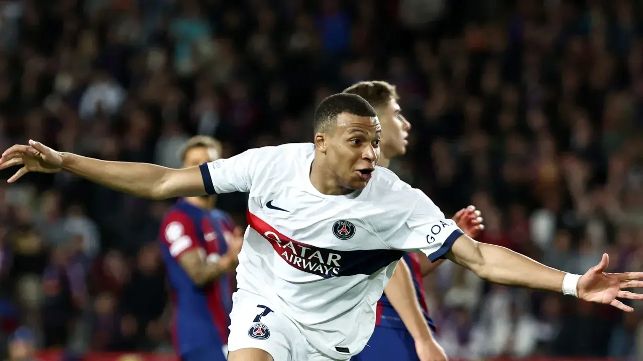 Kylian Mbappé feiert einen seiner vielen Tore, jubelnd im weißen PSG-Trikot.