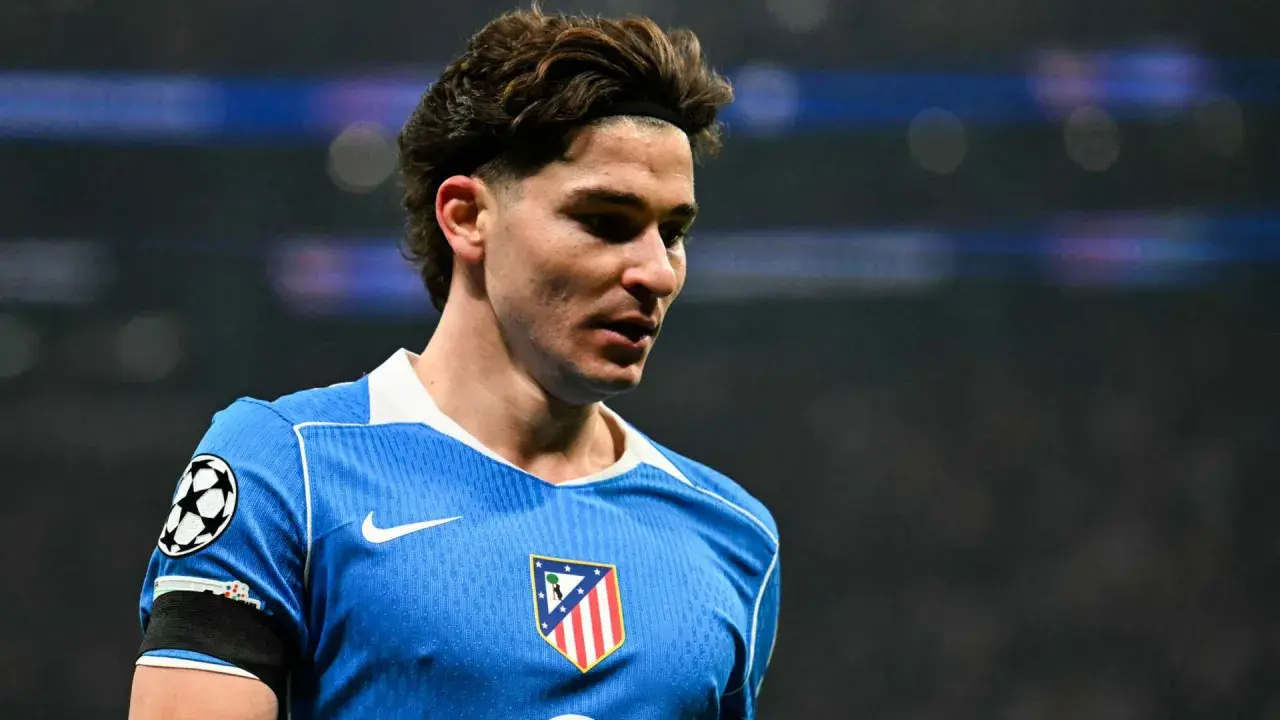 Julian Alvarez im blauen Trikot mit dem Champions-League-Logo und dem Wappen von Atlético Madrid.