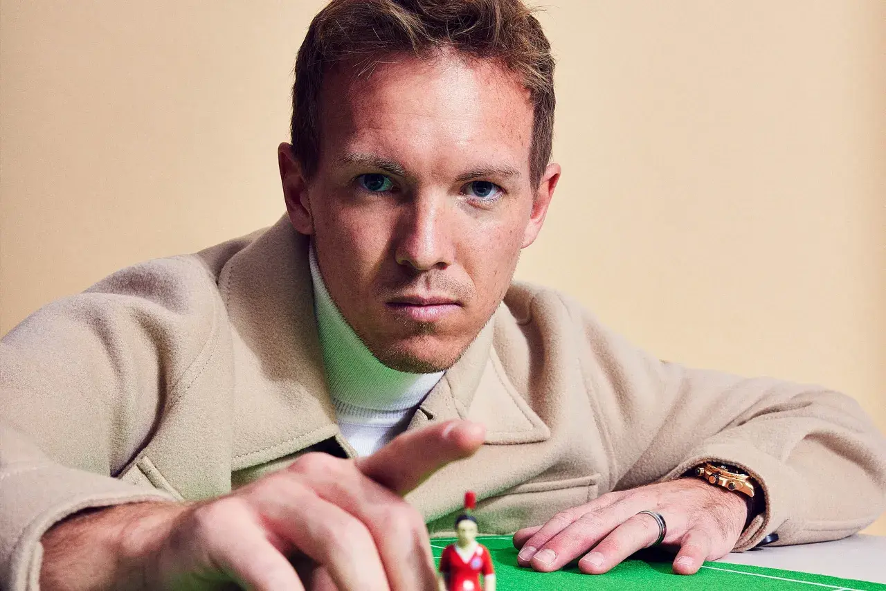 Nagelsmann 31 Prinzipien: Trainer mit Blick auf die Mini-Fußballer, bereit für die nächste Taktik.
