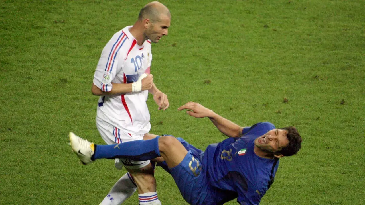 Zidane, der weltmeister, stößt Materazzi im WM-Finale 2006 um.