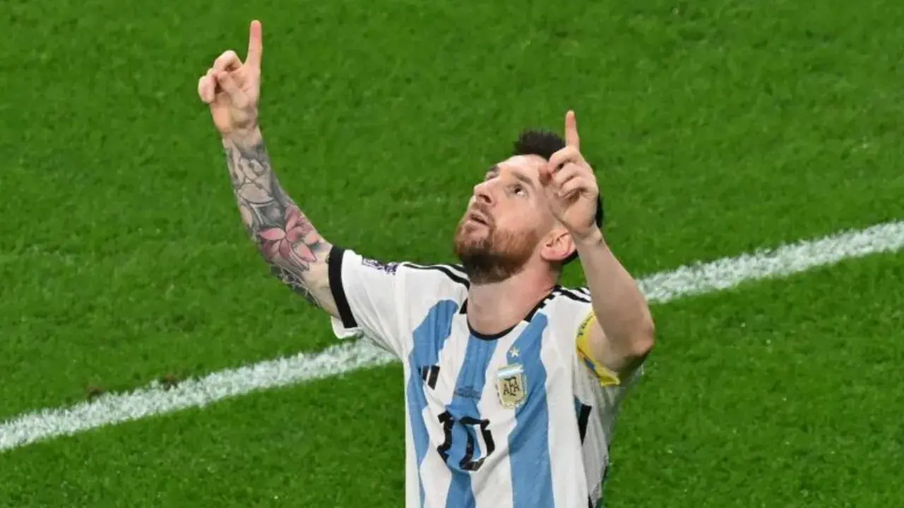 Lionel Messi feiert einen Treffer, fragt sich, wie viele Tore hat Messi insgesamt?