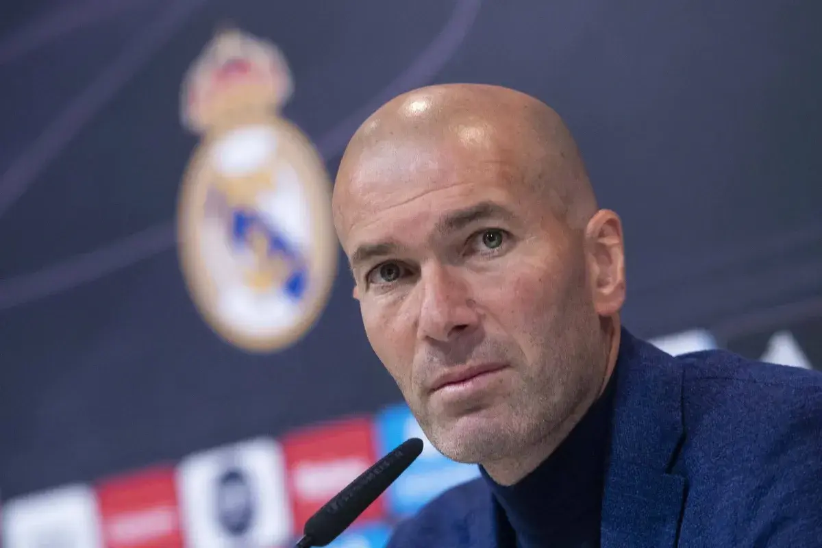 Zinedine Zidane, eine Legende von Real Madrid, blickt nachdenklich in die Kamera.