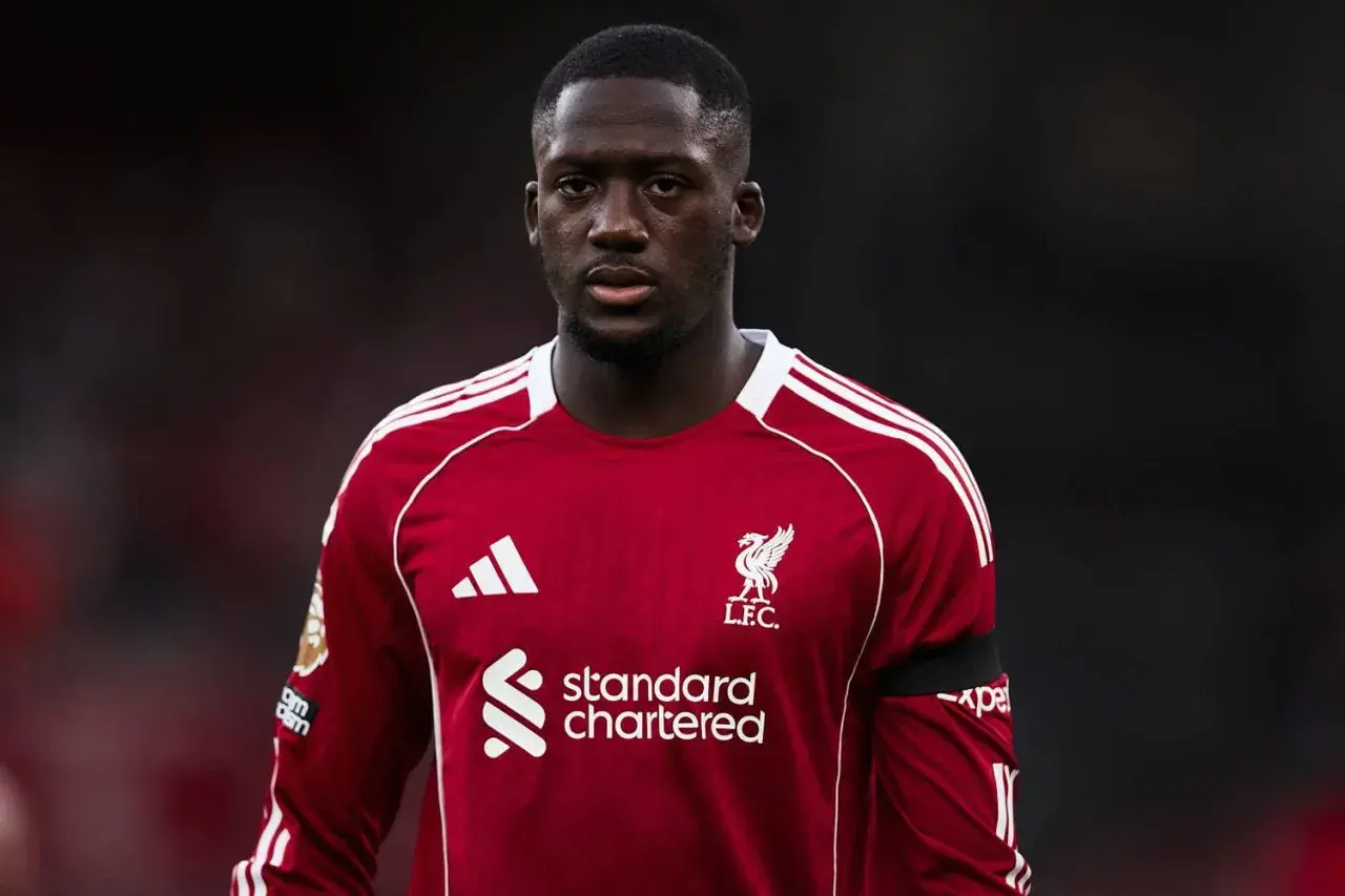 Ibrahima Konaté, Spieler des FC Liverpool, trägt das rote Heimtrikot mit dem Adidas-Logo und dem Schriftzug "Standard Chartered".