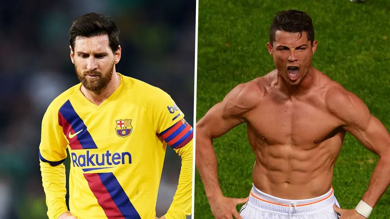 Lionel Messi im gelben Trikot und Cristiano Ronaldo mit beeindruckenden Messi Muskeln, die seine Bauchmuskeln zeigen.