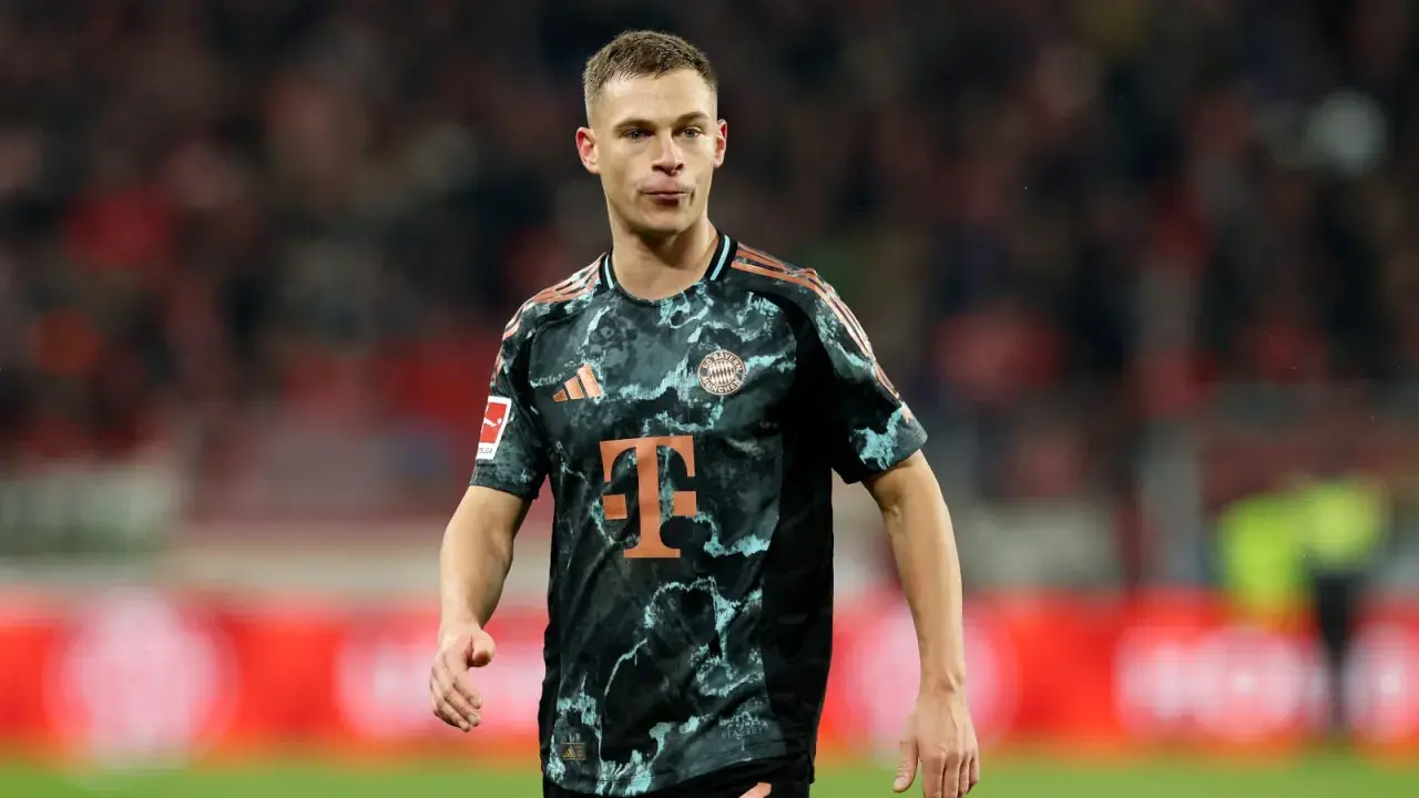 Kimmich im Bayern-Trikot, bereit für das Spiel gegen Leipzig.