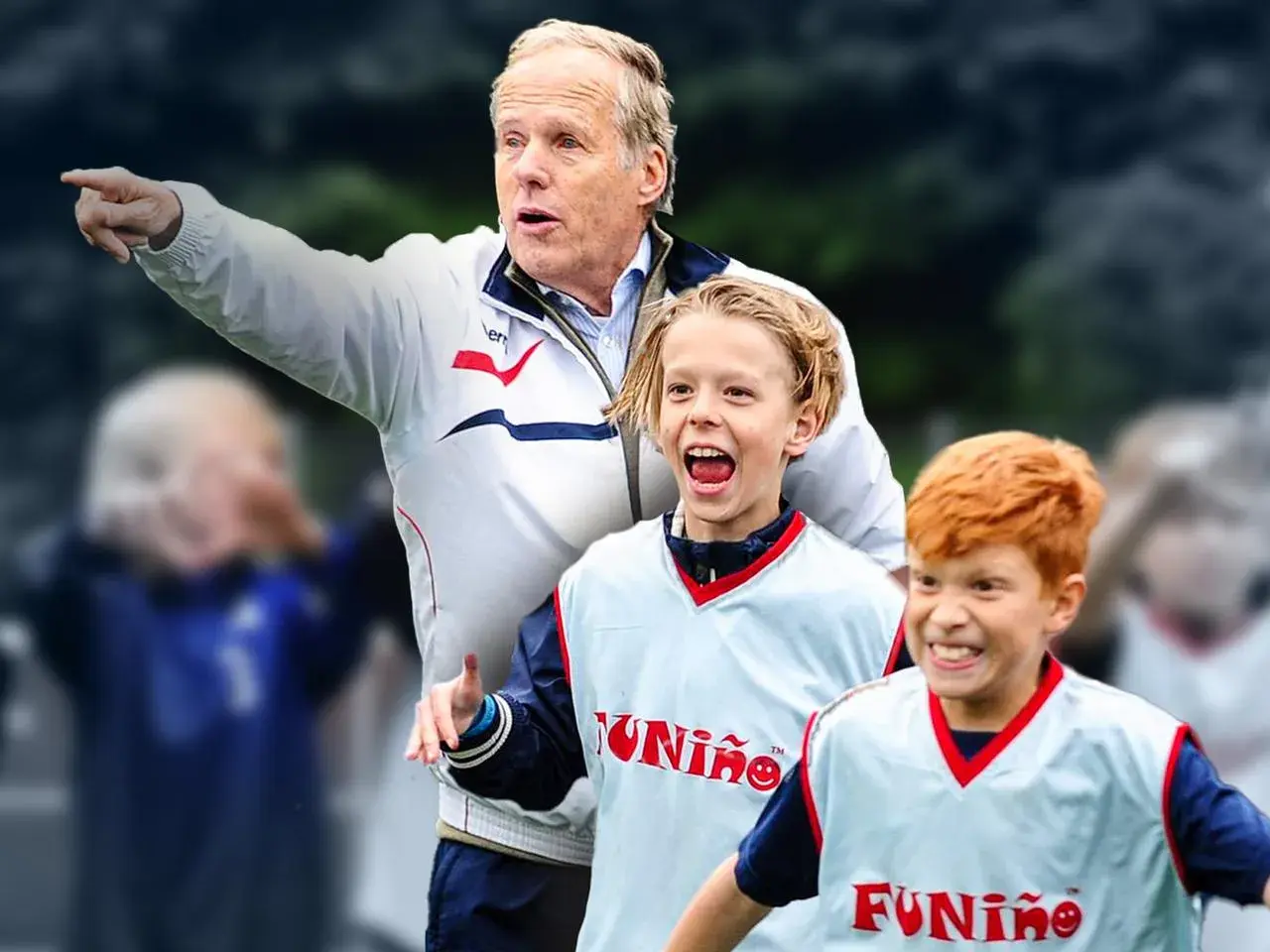 Horst Wein gibt Anweisungen, während zwei junge Fußballer mit roten Haaren und leuchtenden Augen auf dem Spielfeld jubeln.