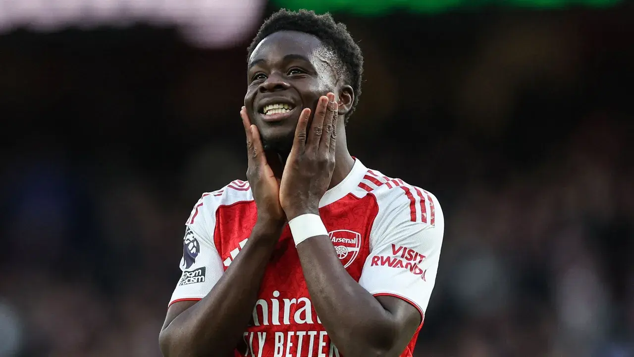 Bukayo Saka jubelt, Hände an den Wangen, strahlendes Lächeln.