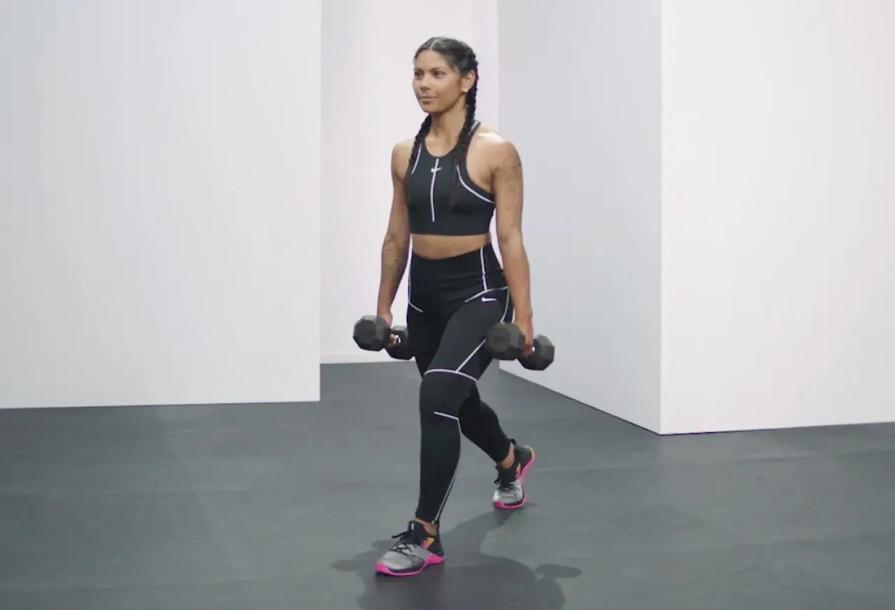 Frau macht Bulgarian Squats mit Hanteln.