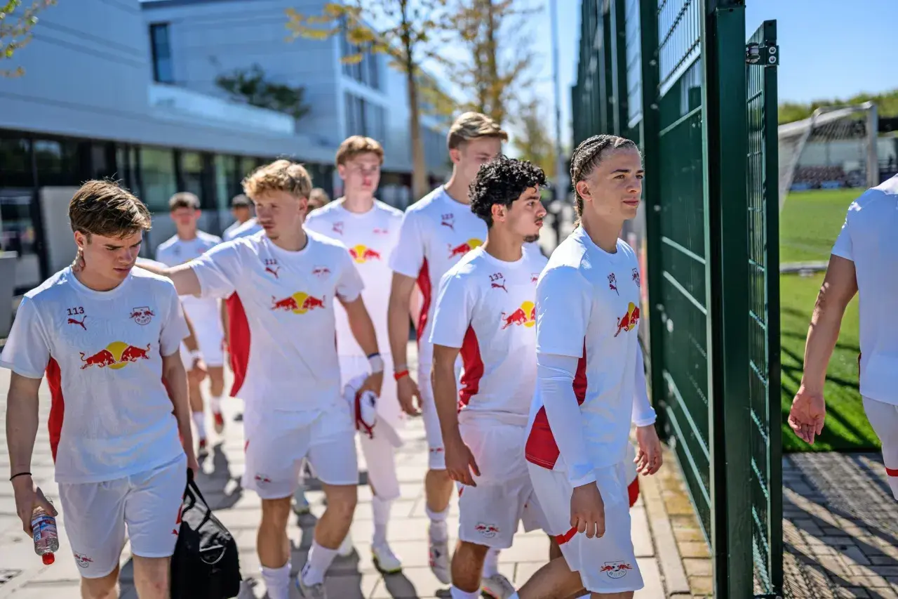 Junge Fußballer der RB Leipzig U9 laufen auf ein Trainingsgelände.