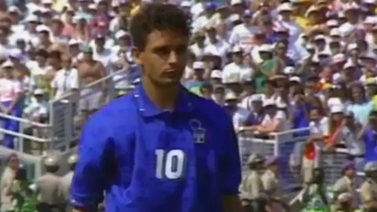 Fußballlegende Roberto Baggio im blauen Trikot mit der Nummer 10, vor jubelnden Fans im Stadion.