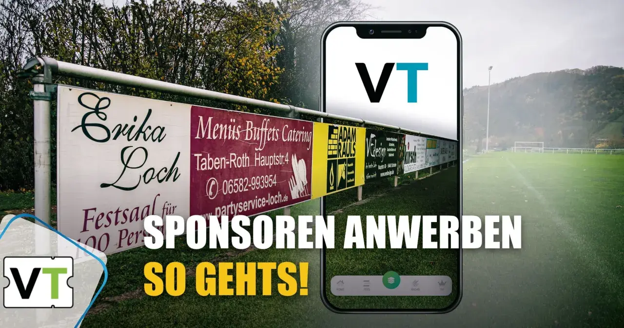 Werbung für einen Verein: Schilder mit Firmenlogos am Sportplatz. Ein Smartphone zeigt die VT-App, die hilft, Sponsoren zu finden.