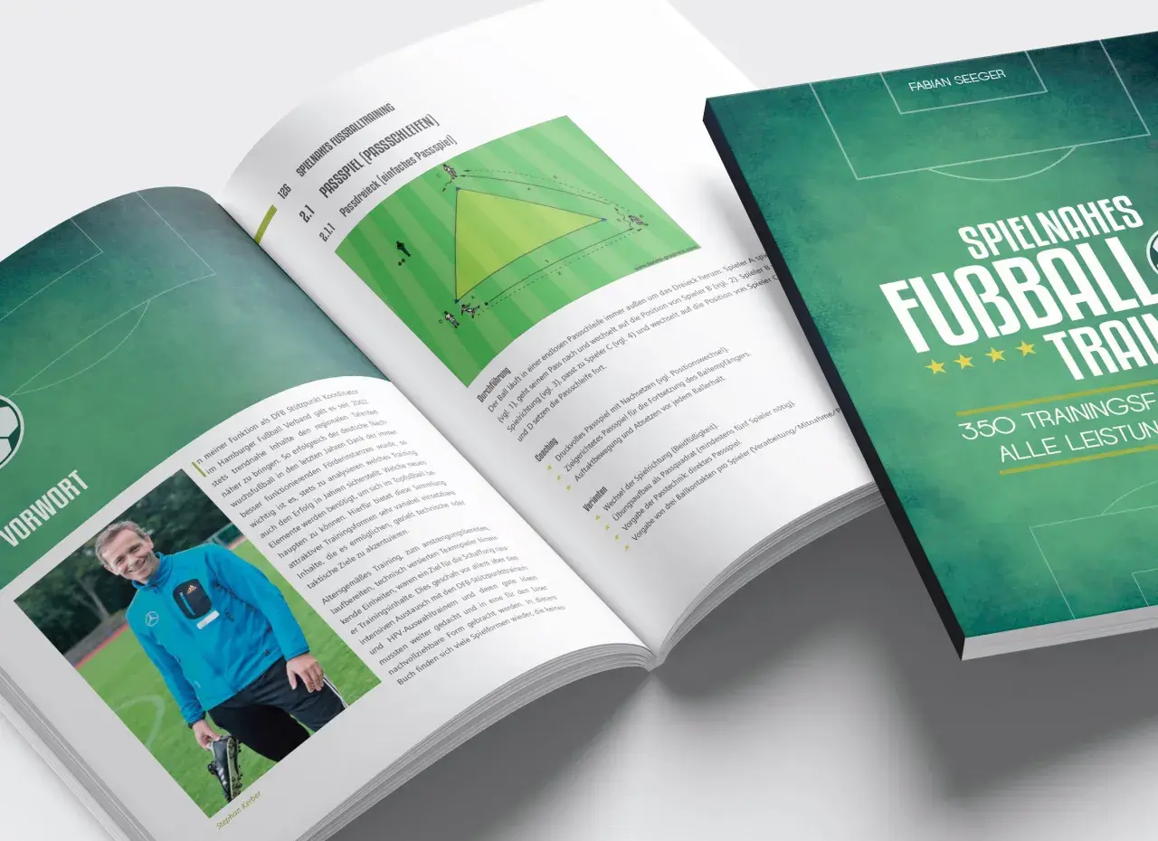 DFB Training: Buch mit Fußballübungen und Trainingsformen. Ein Trainer lächelt, daneben eine Grafik zu Passspielübungen.