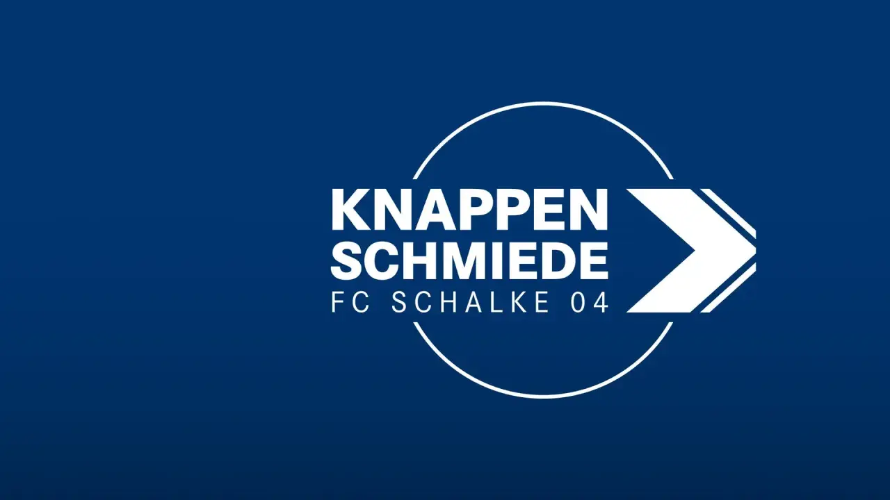 Das Logo der "Knappenschmiede FC Schalke 04" auf blauem Hintergrund. Hier werden die Talente für die Schalke U15 und darüber hinaus geformt.