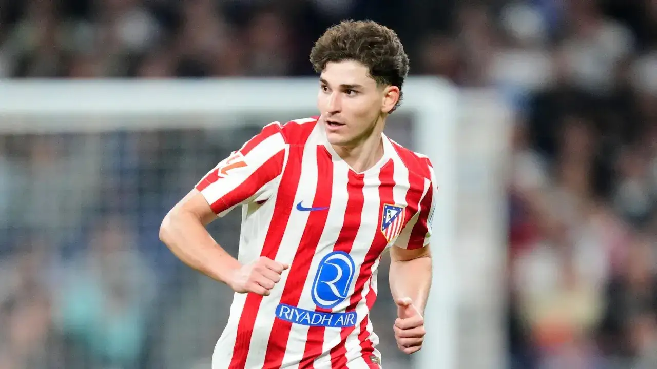 Julian Alvarez im rot-wei&szlig;en Trikot, bereit f&uuml;r den n&auml;chsten Angriff.