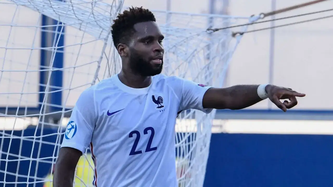 Odsonne &Eacute;douard, Spieler mit der R&uuml;ckennummer 22, zeigt auf dem Spielfeld in Richtung des Tores.
