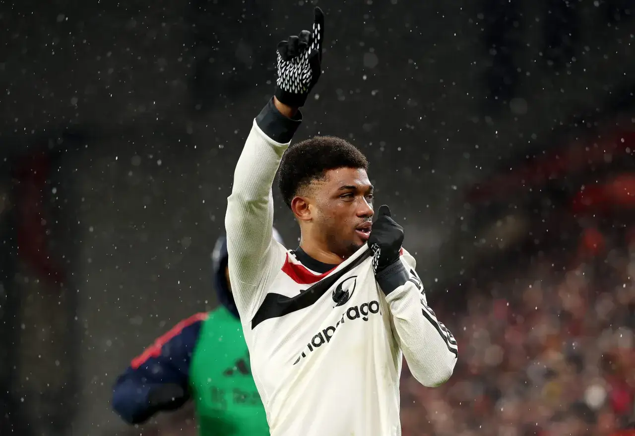 Amad Diallo jubelt im Schneefall.