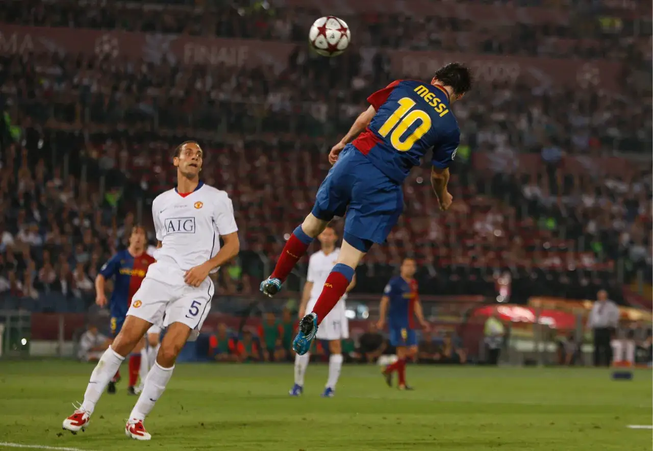 Fu&szlig;ballspiel: Messi springt zum Kopfball, w&auml;hrend ein Gegenspieler zusieht. Die Frage 