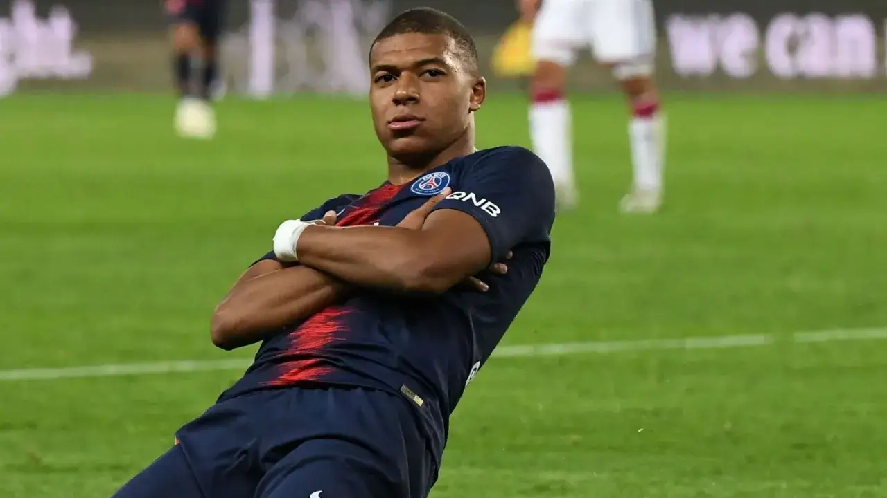 Kylian Mbapp&eacute; feiert einen seiner vielen Tore. Der Fu&szlig;baller tr&auml;gt das Trikot von Paris Saint-Germain.
