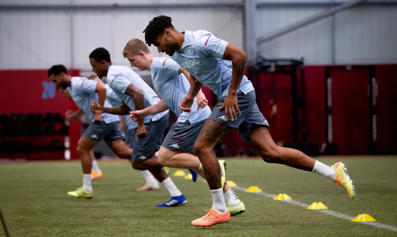 Fu&szlig;baller absolvieren einen Sprint-Parcours im Rahmen eines bip test sport Trainings.
