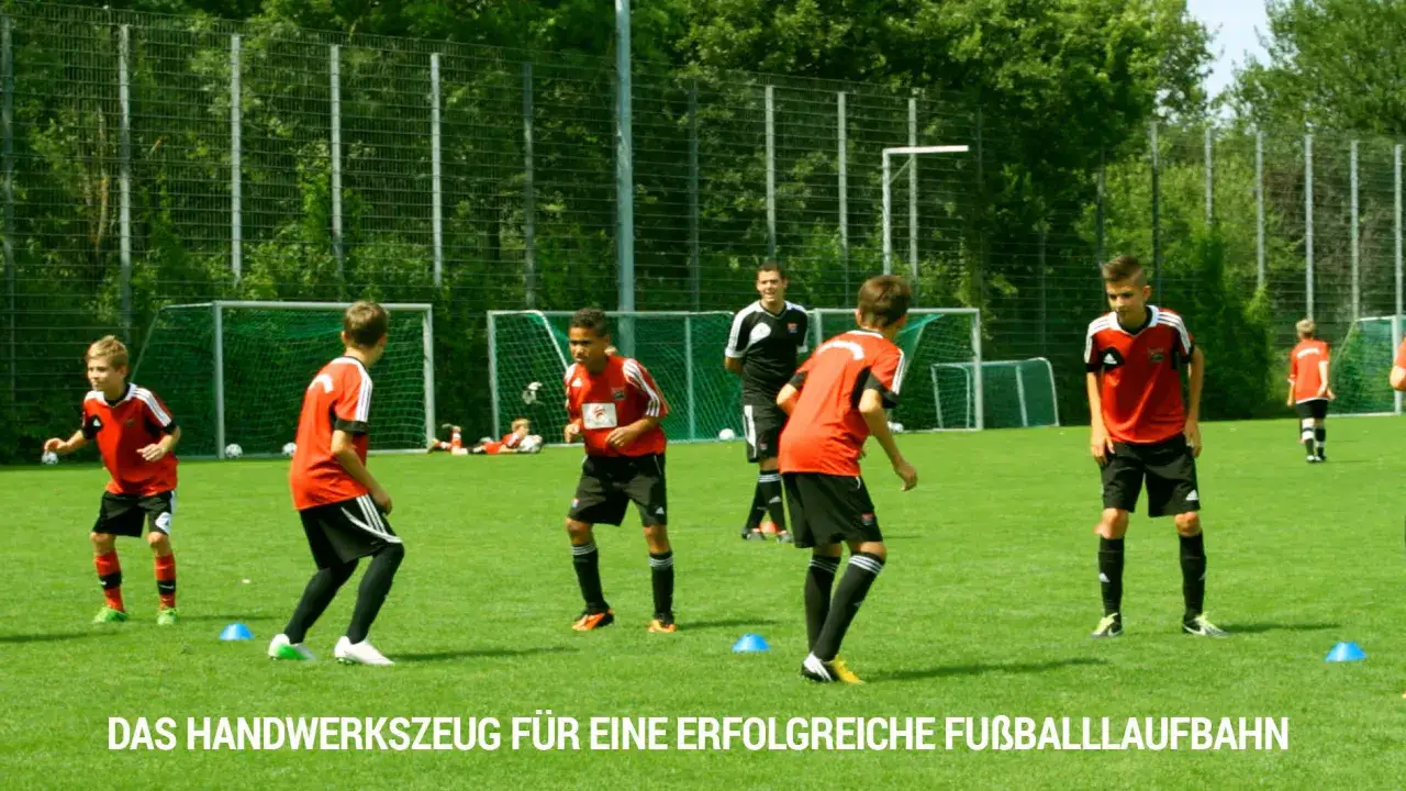 Jugendliche beim Fußballtraining, eine spielzeit voller Einsatz.