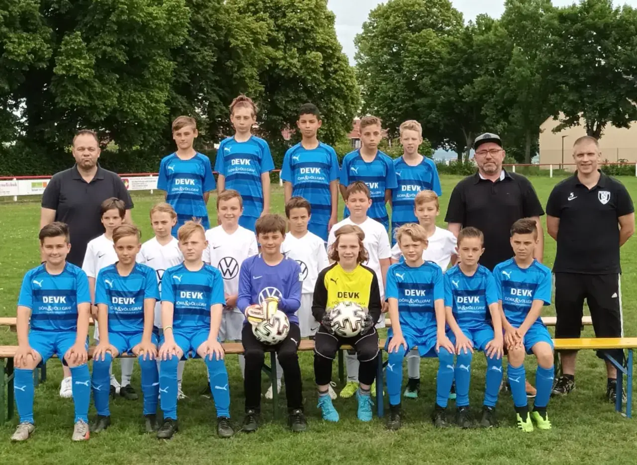 Fu&szlig;ballteam: e jugend wie viele spieler. Die jungen Kicker posieren stolz f&uuml;r das Foto, bereit f&uuml;r das n&auml;chste Spiel.
