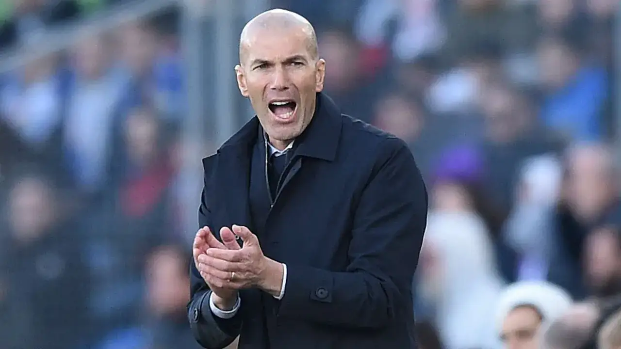 Zinedine Zidane, Trainer von Real Madrid, feuert sein Team an.