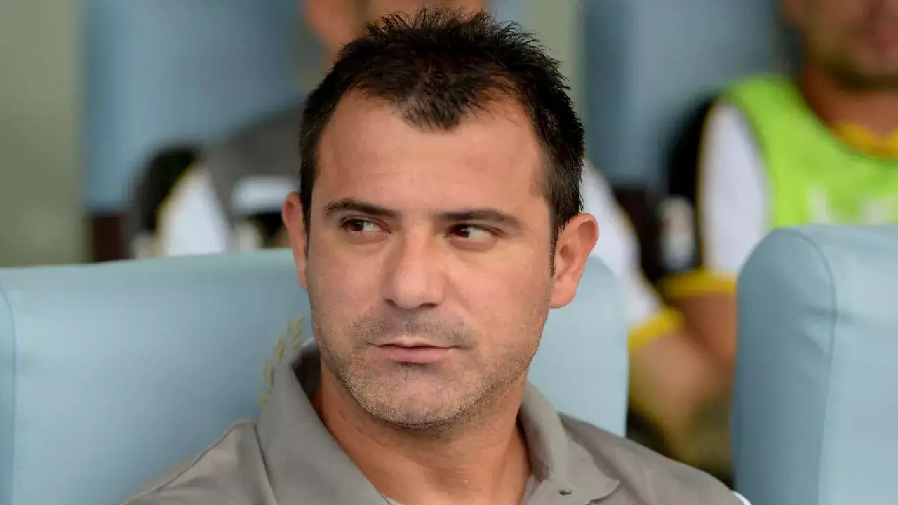 Der Trainer von Roter Stern Belgrad, Vladan Milojević, blickt nachdenklich zur Seite.