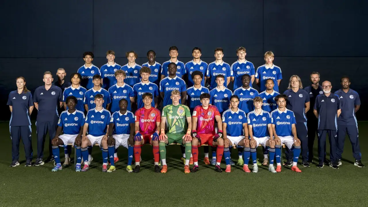 Die Jugendmannschaft des FC Schalke 04 posiert für ein Teamfoto.