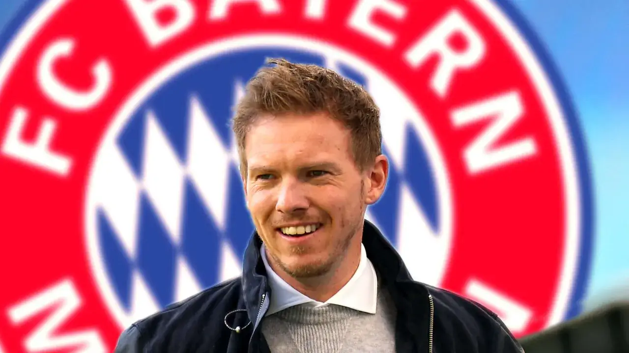 Julian Nagelsmann lächelt vor dem FC Bayern München Logo. Seine bisherigen Trainerstationen sind Hoffenheim und Leipzig.