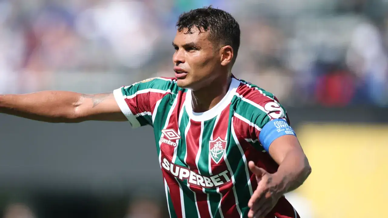 Thiago Silva im gestreiften Trikot von Fluminense, mit blauer Armbinde.