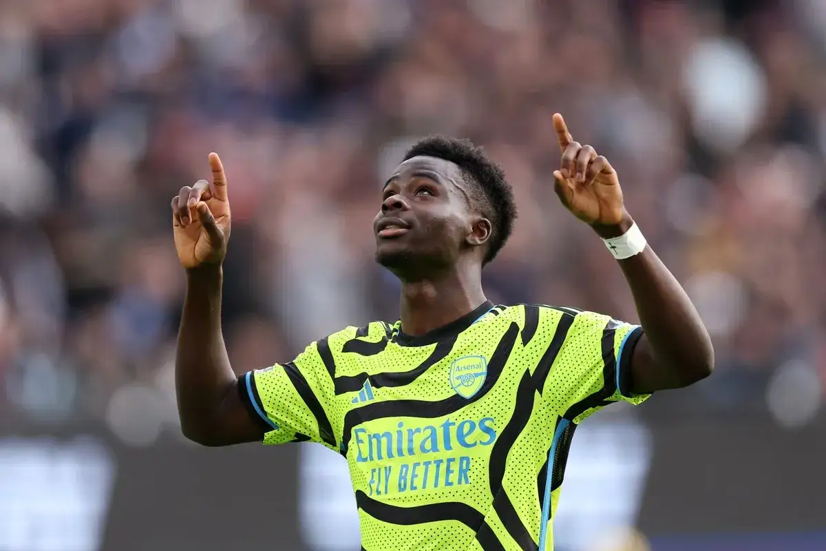 Bukayo Saka jubelt mit erhobenen Fingern.