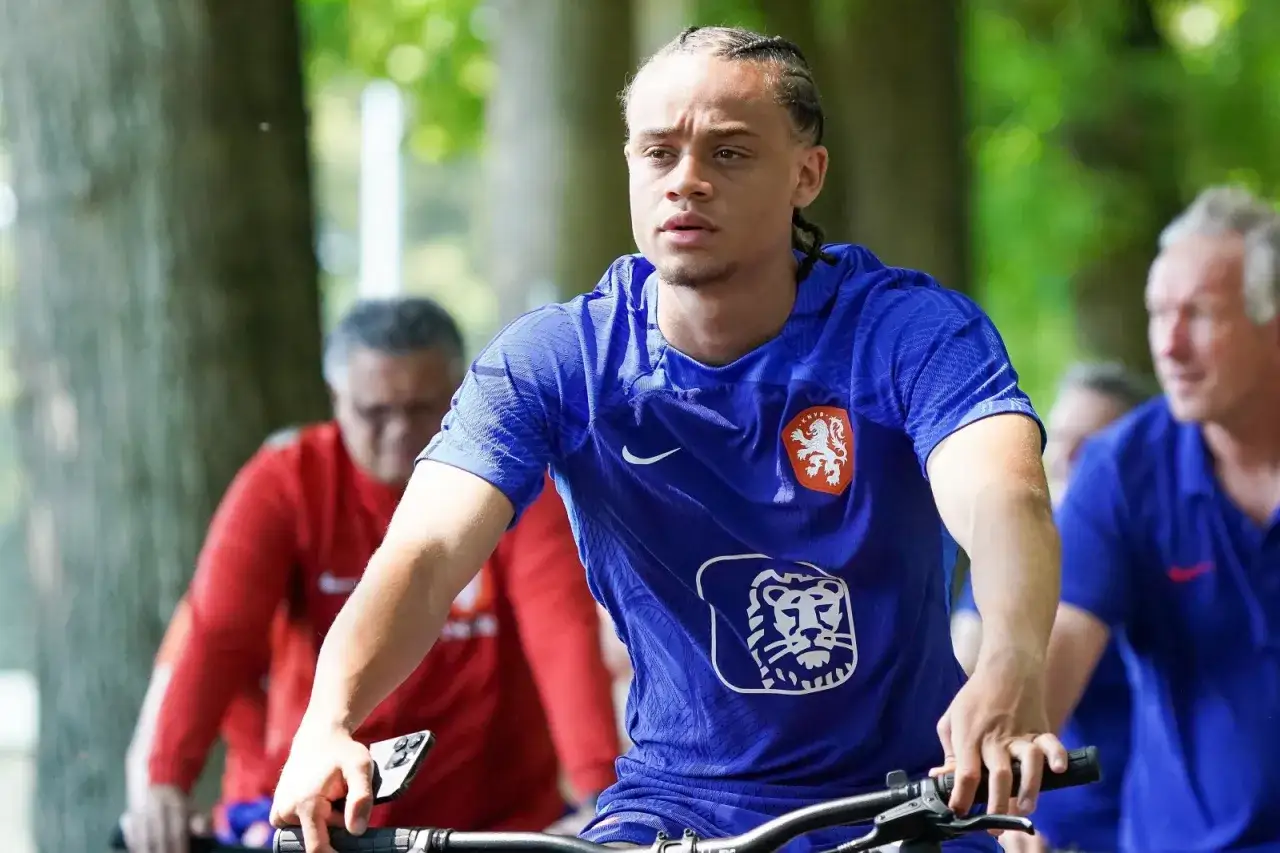 Xavi Simons, einst ein Talent des FC Barcelona, fährt im Trikot der niederländischen Nationalmannschaft Fahrrad.