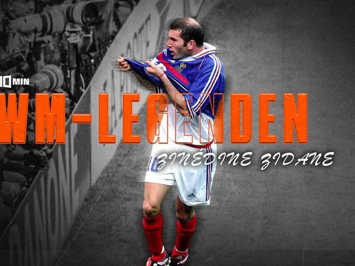 Zin&eacute;dine Zidane, ein Weltmeister, feiert einen Sieg. Der franz&ouml;sische Fu&szlig;ballstar hebt sein Trikot in diesem Bild, das ihn als WM-Legende ehrt.