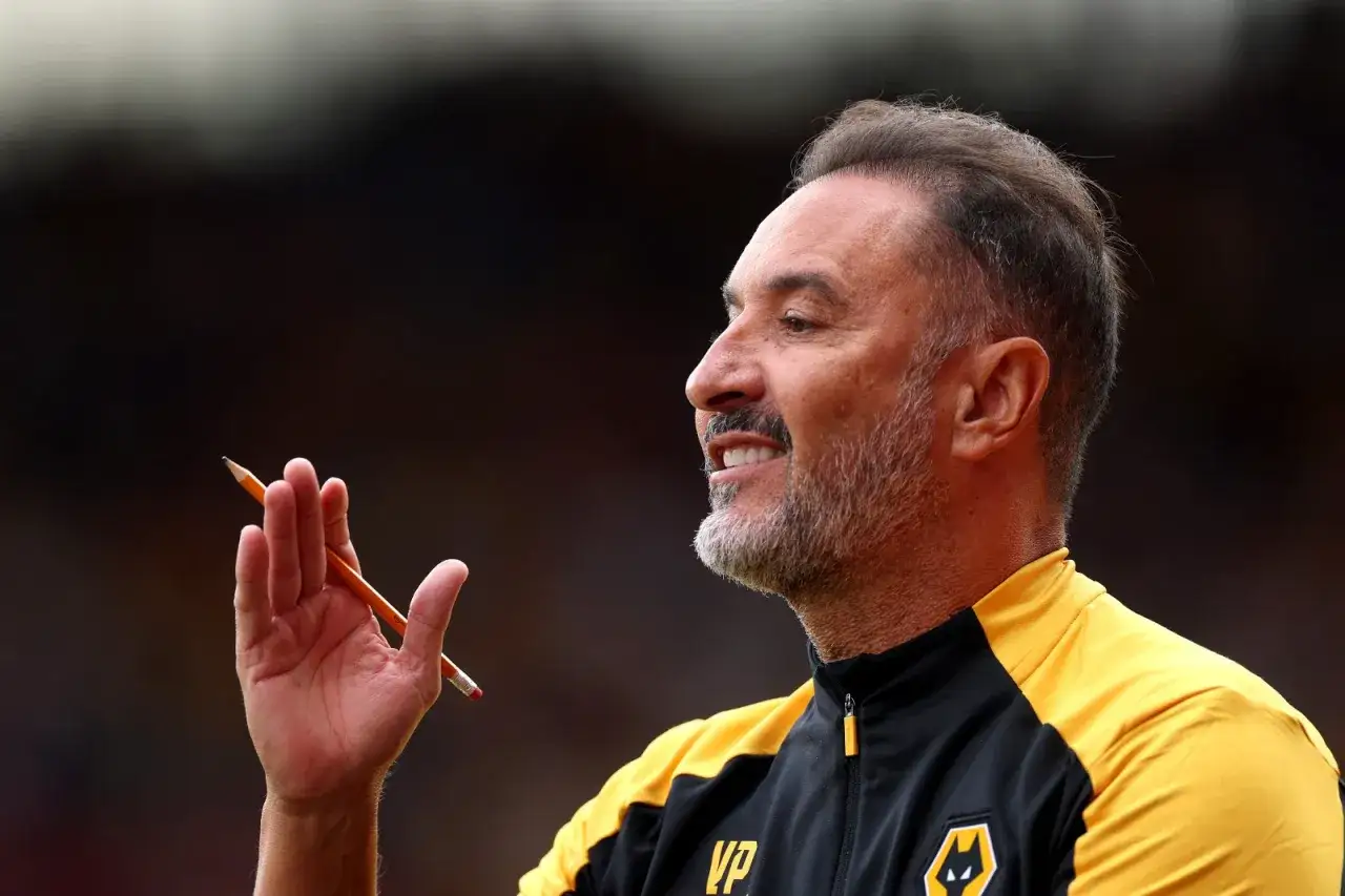 Der Wolverhampton Trainer mit Bleistift in der Hand, bereit f&uuml;r die n&auml;chste Taktik.