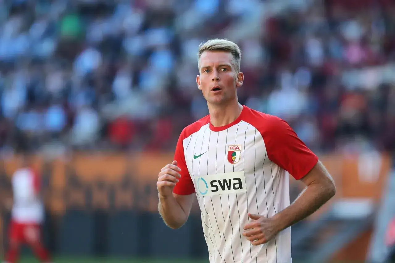 Fußballer Callsen Bracker im Trikot des FCA, bereit für den nächsten Spielzug.